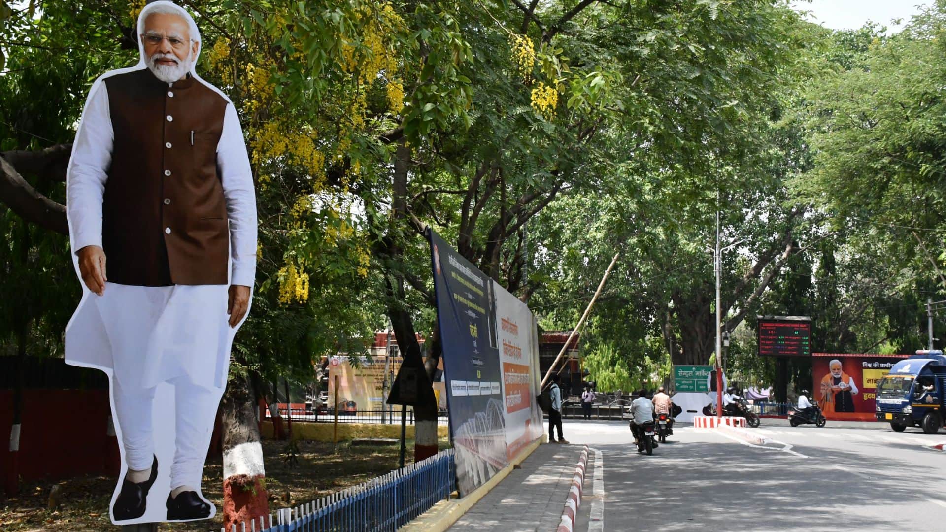 PM Modi visit in Varanasi road show and Darshan of Kashi Vishwanath Dham and address 25,000 women in Bareca