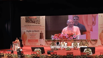 CM Yogi Adityanath addressed the program of distributing appointment letters to the chief operators.