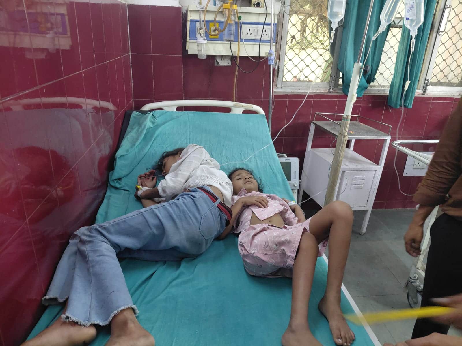 अस्पताल में भर्ती घायल बच्चे
