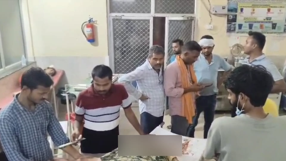 अस्पताल में मौजूद परिजन