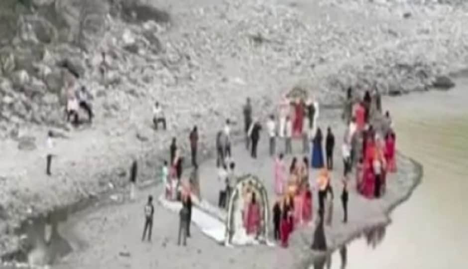 अंत्येष्टि स्थल पर जयमाला की रस्म करते लोग।