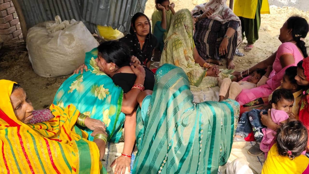 किसान की मौत से बिलखते परिजन।