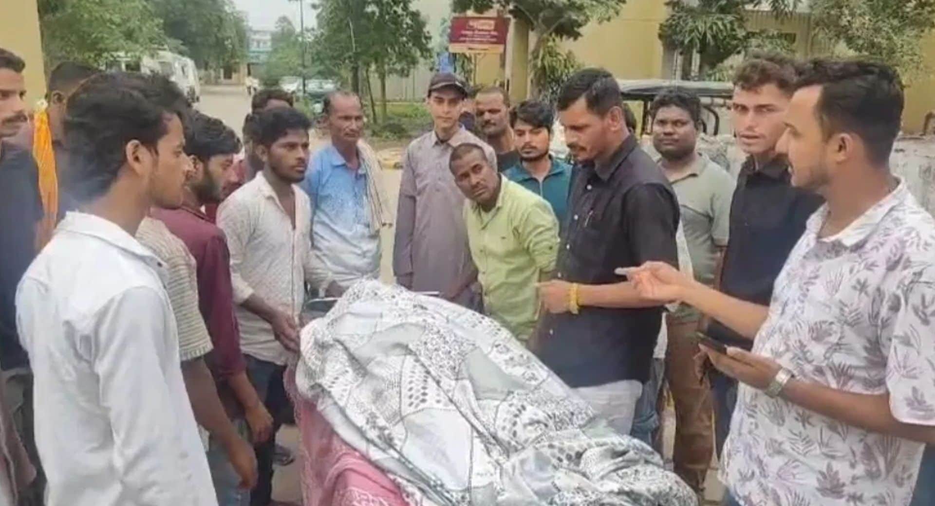 पोस्टमार्टम कराने पहुंचे परिजन