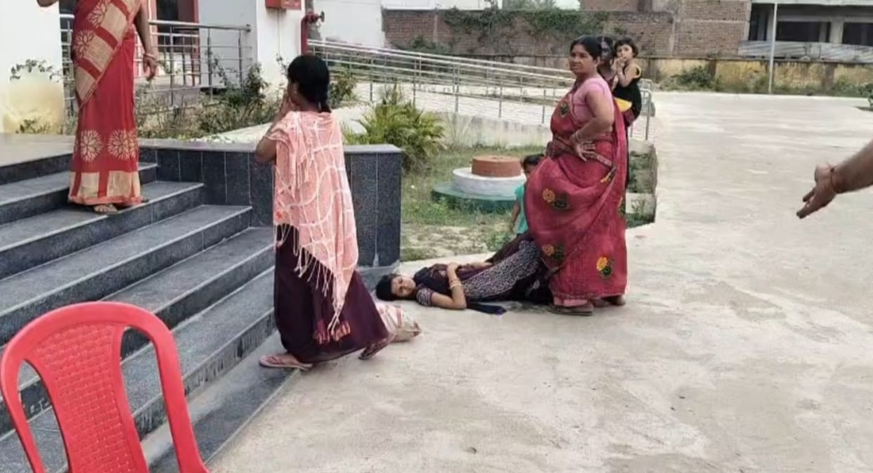 Facilities or Just Waiting at Hospital Woman Gives Birth to Newborn on the Stairs
