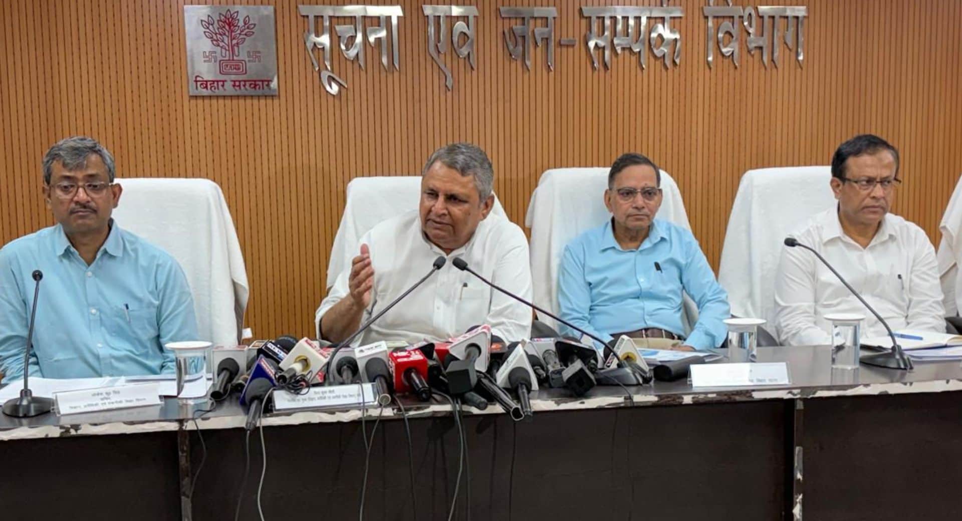 मीडिया से बातचीत करते हुए विजय कुमार चौधरी