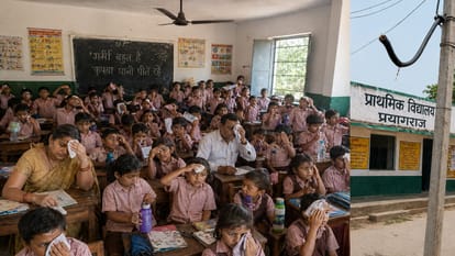 बिजली कनेक्शन कट जाने से स्कूल में परेशान बच्चे।