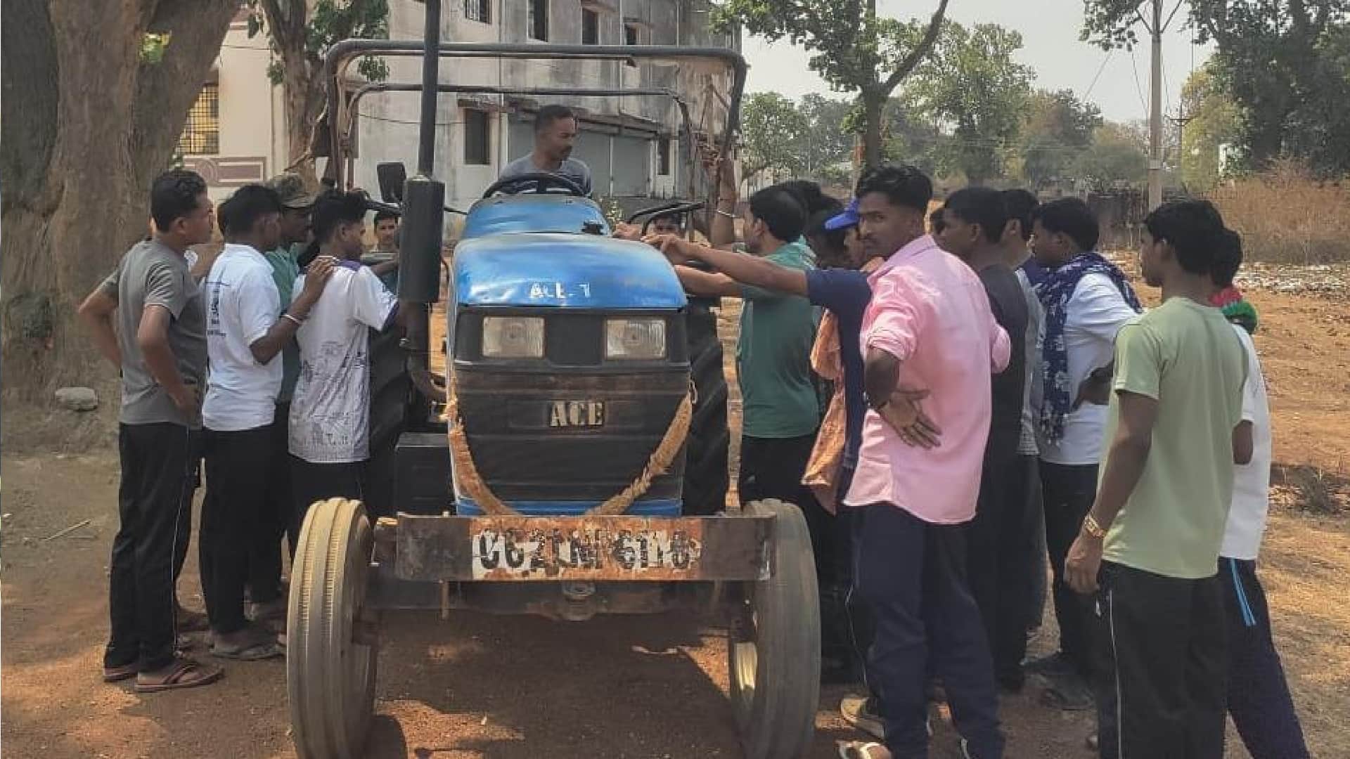 बंदूक छोड़ थामा ट्रैक्टर का स्टीयरिंग