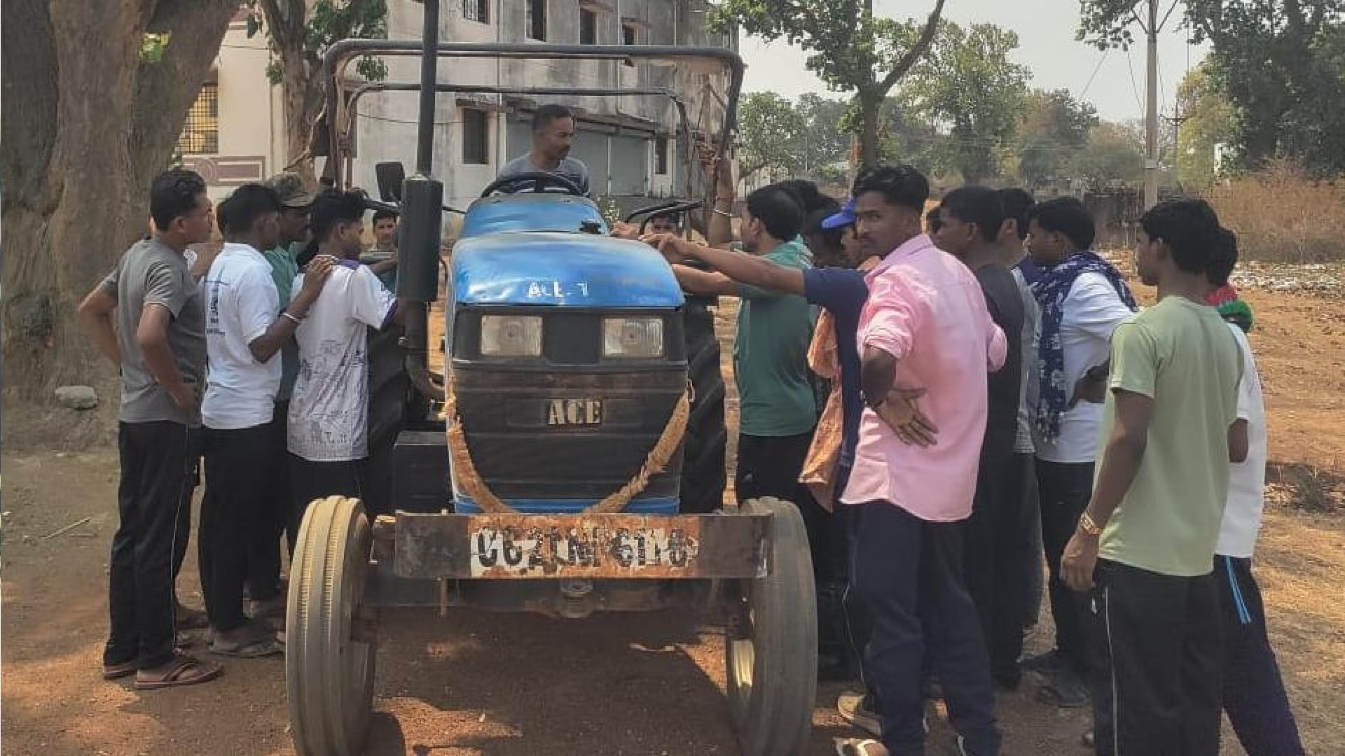 बंदूक छोड़ थामा ट्रैक्टर का स्टीयरिंग