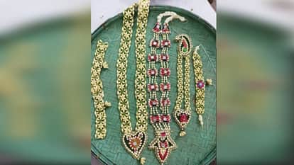 Shri Banke Bihari is delighting in an attire of flowers and ornaments crafted from buds.