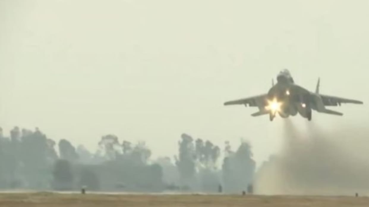 Fighter jets will be able to land on the Ganga Expressway airstrip in emergency situations