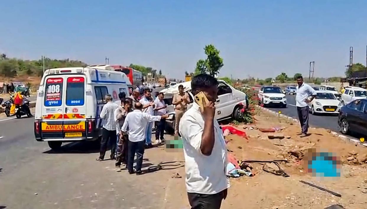 Gujarat Sabarkantha district accident updates bus crashes into van News In Hindi