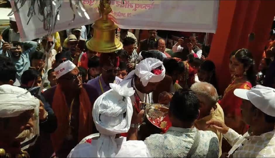 गोल्ज्यू संदेश यात्रा का स्वागत करते लोग।