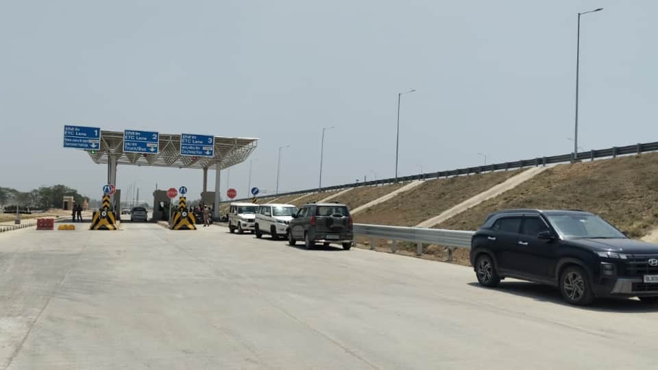 Ganga Expressway Open Today Key Features Food Plaza Hotels Trauma Centers Meerut to Prayagraj Route Full Detai