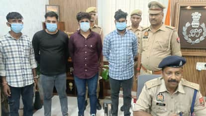 गिरफ्तार लोगों की जानकारी देते पुलिस।