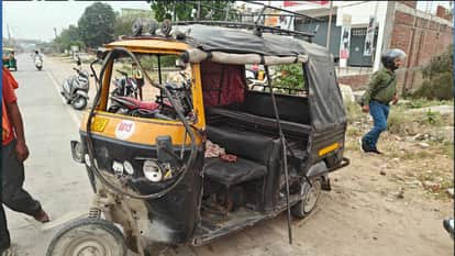 An autorickshaw carrying schoolchildren overturned on the Gorakhpur-Sonauli road, injuring 10 children.