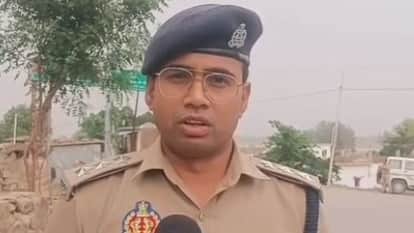 घटना की जानकारी देते पुलिस अधिकारी।