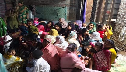 किच्छा हाईवे पर तेज रफ्तार कार की चपेट में आने से दो युवतियों की मौत हो गई