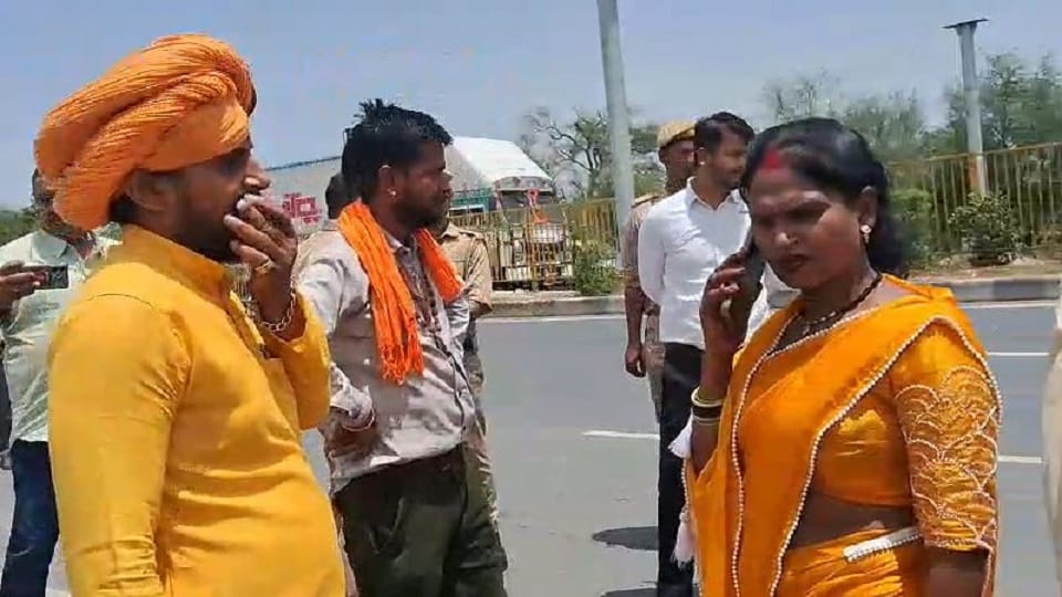 Hindu Mahasabha activists arrive to perform purification rituals in Chhata Tehsil of Mathura following offerin