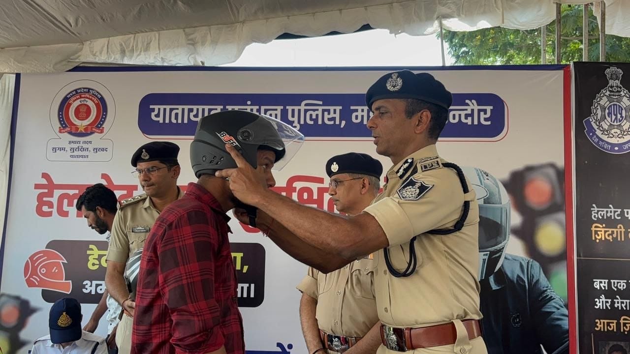 इस दौरान पुलिस कमिश्नर ने जरूरतमंद लोगों को हेलमेट भी दिए।