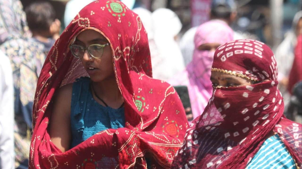 इंदौर में भीषण गर्मी से बचने का प्रयास करते लोग।