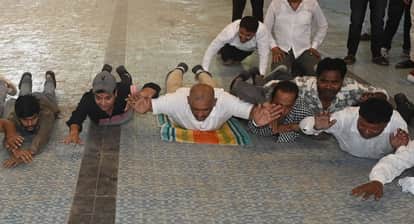 Kanpur Wake up from your slumber Officer Sun is scorching us Amitabh Bajpai stages a unique protest demanding