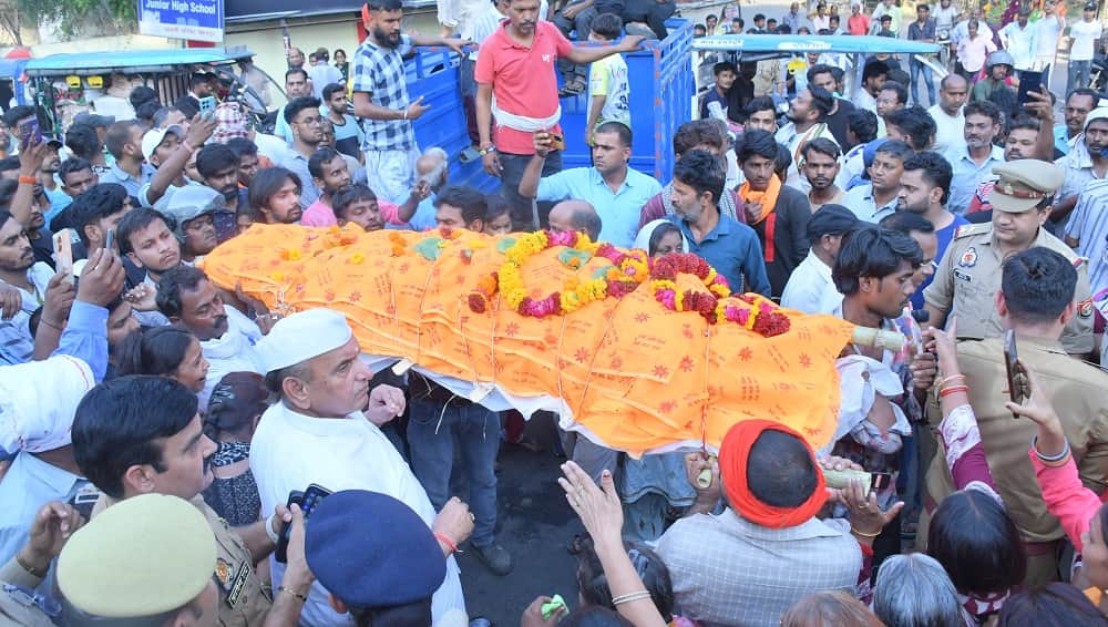 Kanpur Monu Murder Case Kin Outraged by Station Officers Evasiveness Stage Roadblock with Body FIR Registered