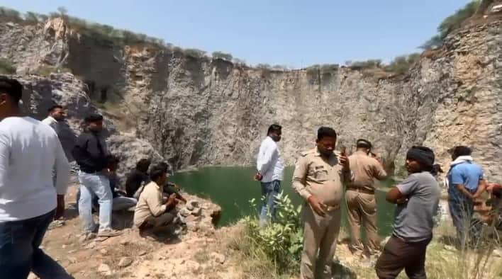 घटनास्थल पर जांच करती पुलिस