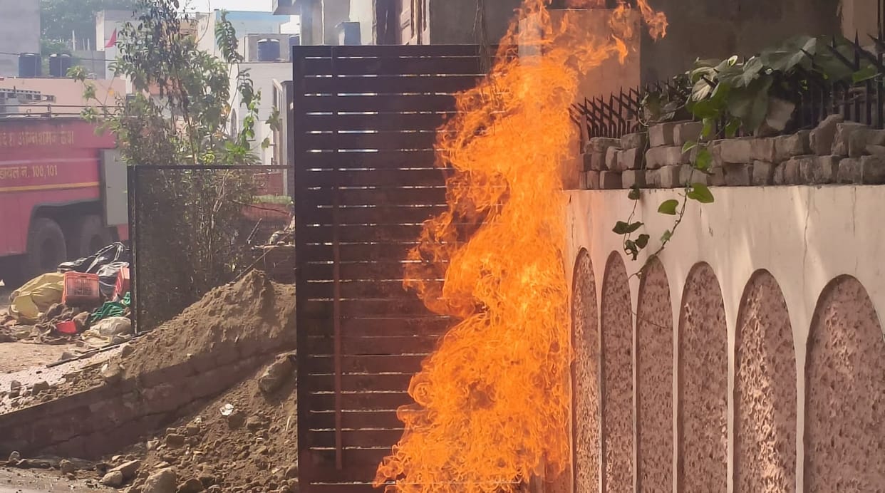 Kanpur Fire Erupts Due to Gas Pipeline Leak Fire Brigade Fails to Arrive Constables Take Charge of Situation