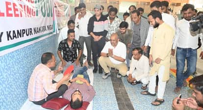 Kanpur Wake up from your slumber Officer Sun is scorching us Amitabh Bajpai stages a unique protest demanding