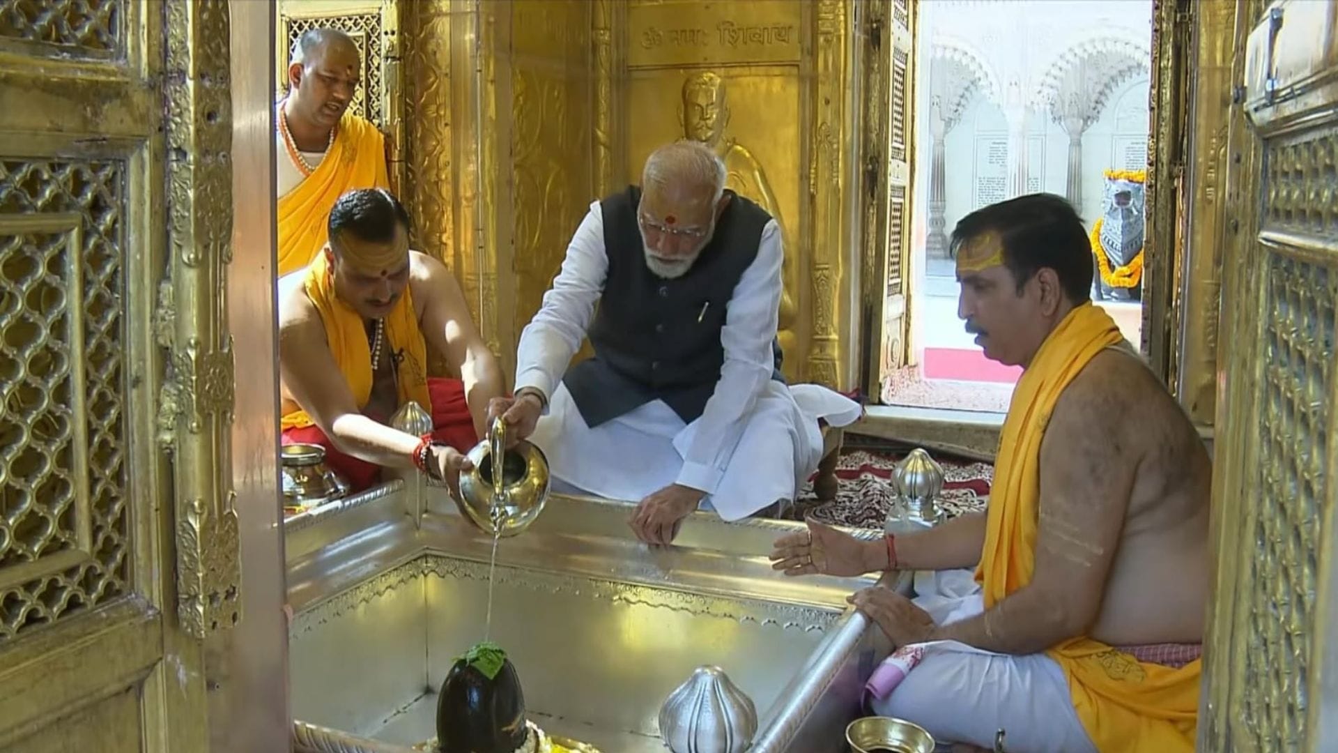 PM Modi Road show from Bareka to Kashi Vishwanath Dham welcome from Beat of Drums and Blowing of Conch Shells