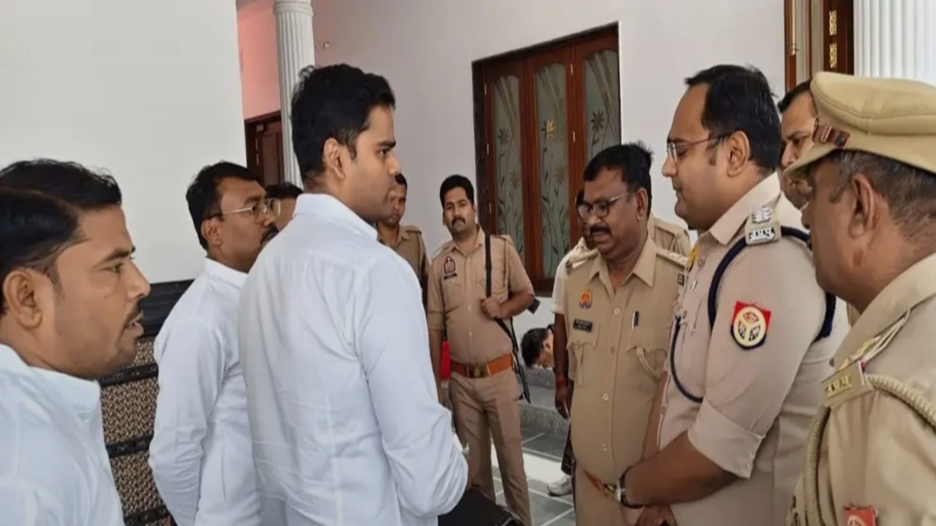 कौशाम्बी के सांसद पुष्पेंद्र सरोज को पुलिस ने किया हाउस अरेस्ट।