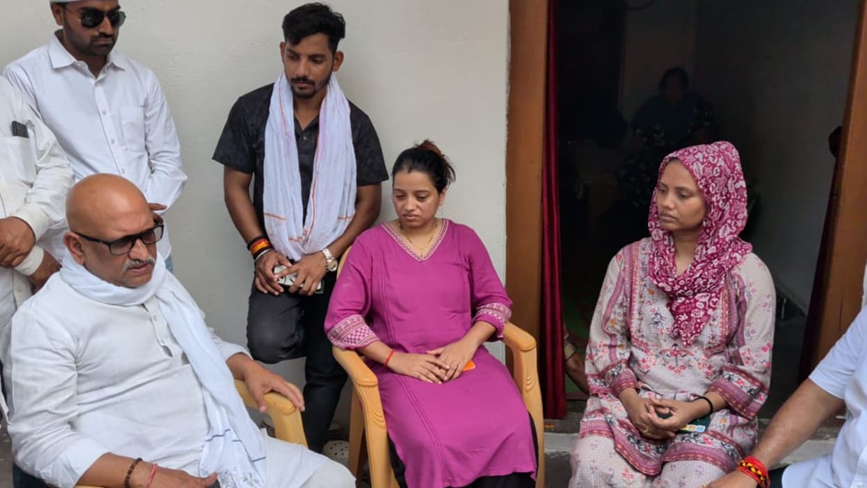 Manish Murder Case Raids Conducted Jaunpur and Ghazipur Apprehend Accused Cheque 10 Lakh Handed