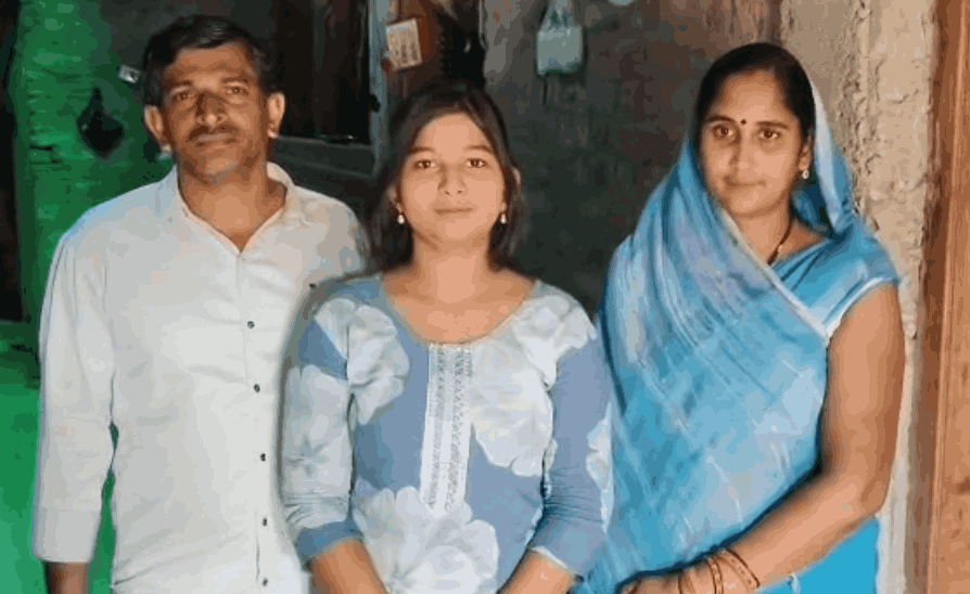 माता पिता के साथ संध्या नायक