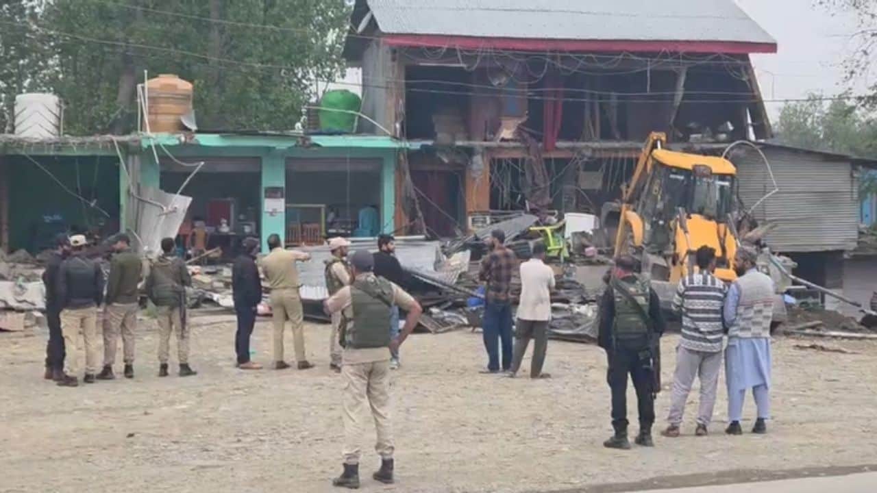 NH-44 पर चला बुलडोजर