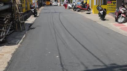 Jhansi: Municipal Corporation and PWD looted Rs 42.82 lakh on the same road