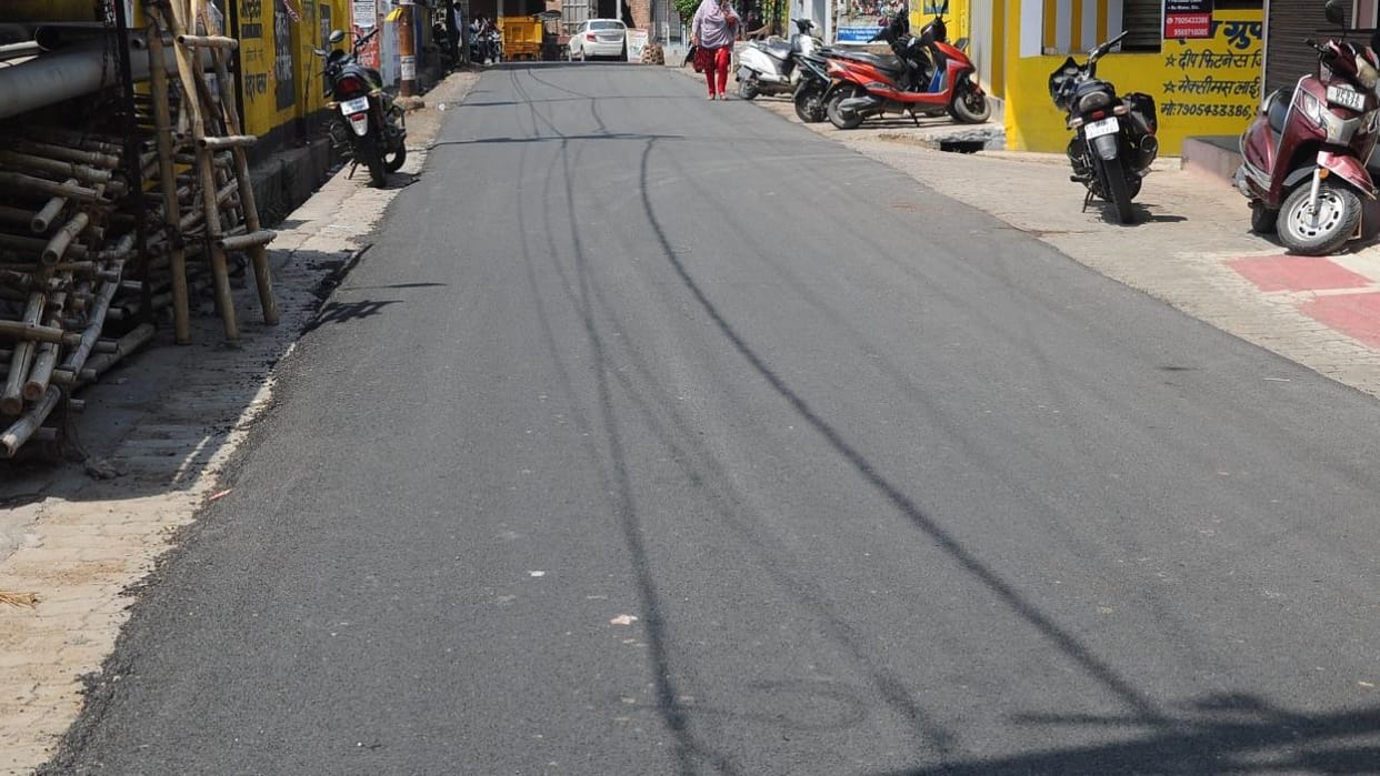 Jhansi: Municipal Corporation and PWD looted Rs 42.82 lakh on the same road