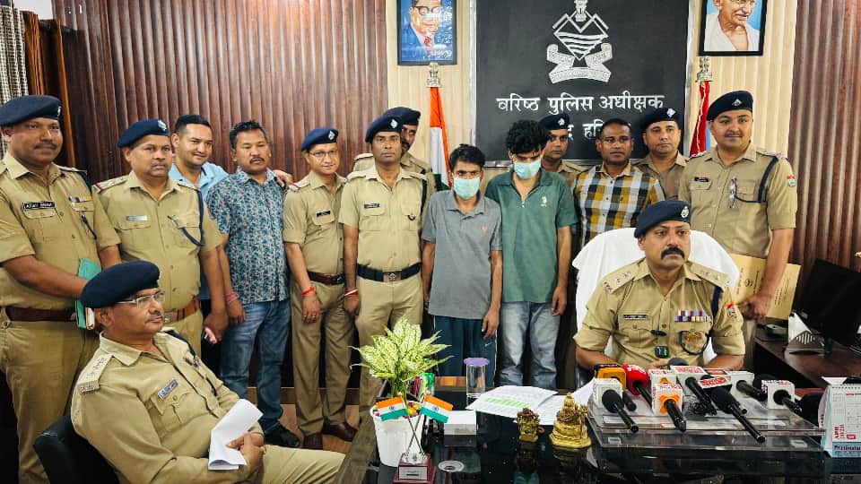 पुलिस की गिरफ्त में आरोपी
