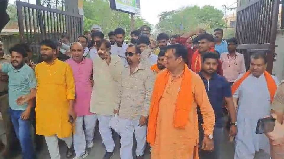 प्रदर्शन करते विश्व हिंदू परिषद के कार्यकर्ता।