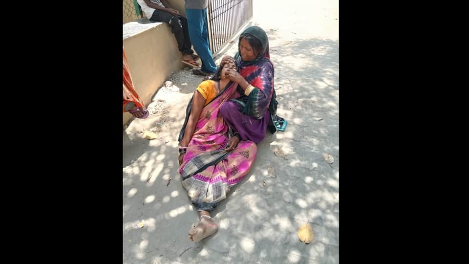 पति का शव देख बेसुध हुई पत्नी
