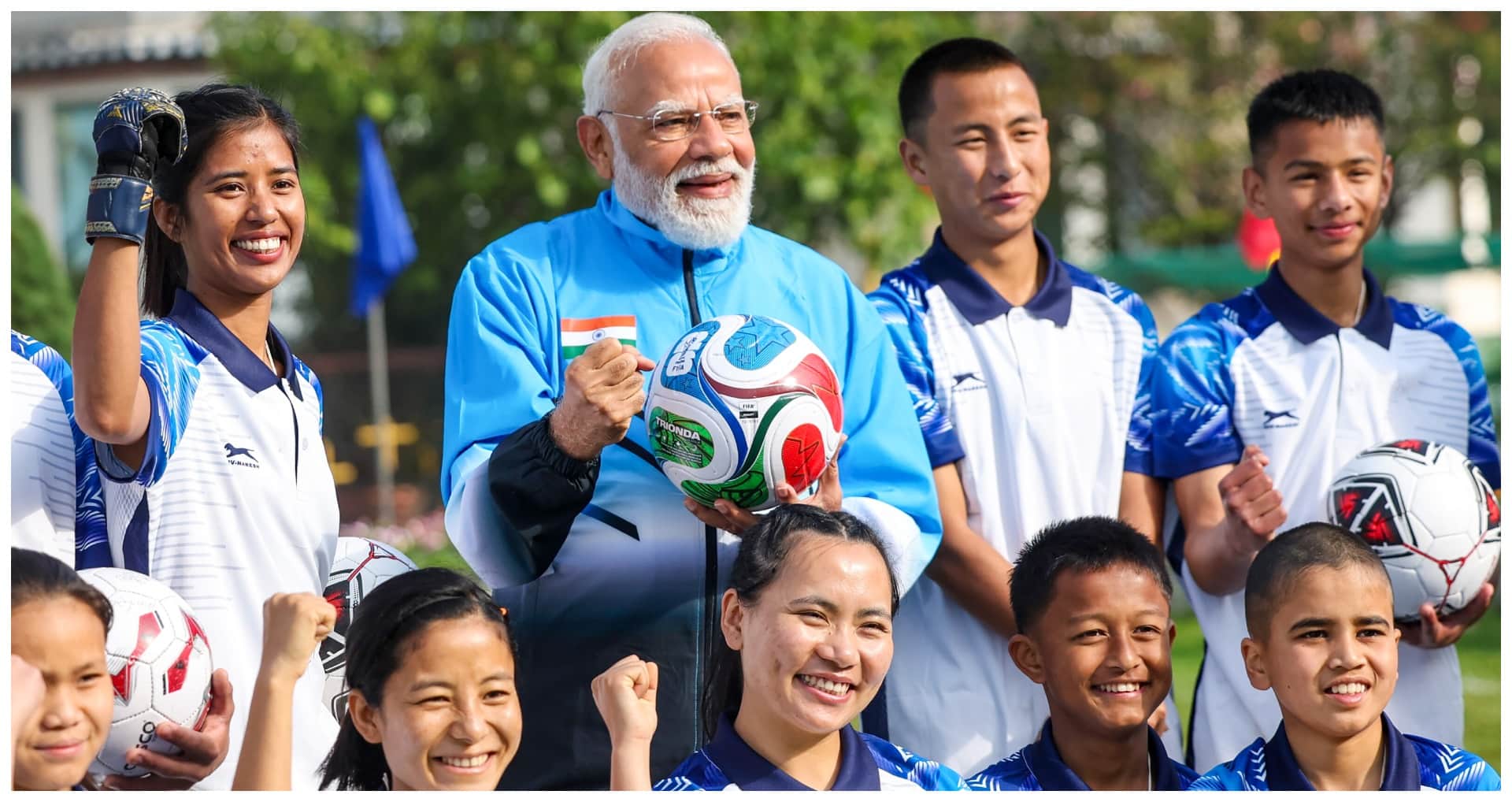 युवा फुटबॉलरों के साथ पीएम मोदी