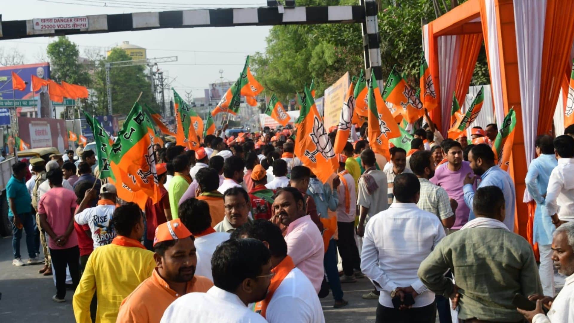 PM Modi Road show from Bareka to Kashi Vishwanath Dham welcome from Beat of Drums and Blowing of Conch Shells