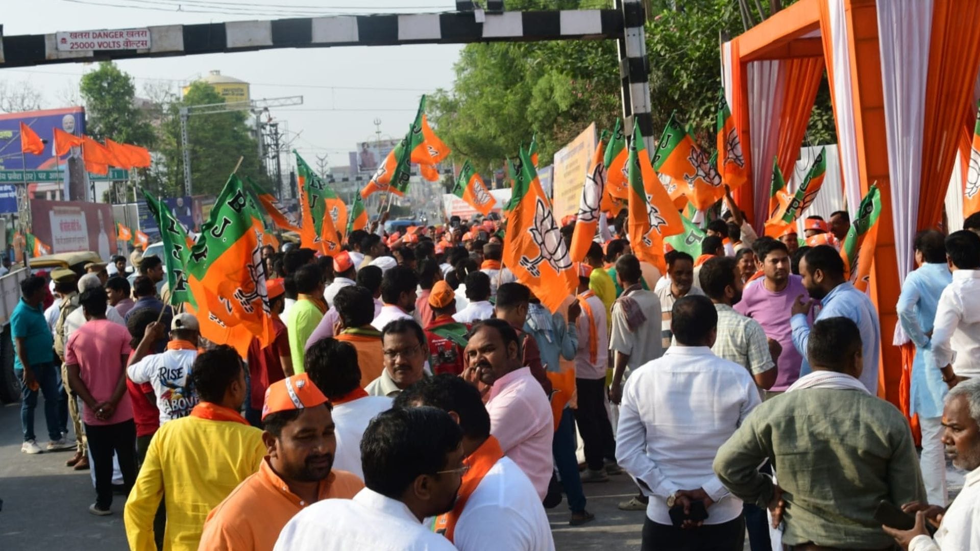 PM Modi Road show from Bareka to Kashi Vishwanath Dham welcome from Beat of Drums and Blowing of Conch Shells