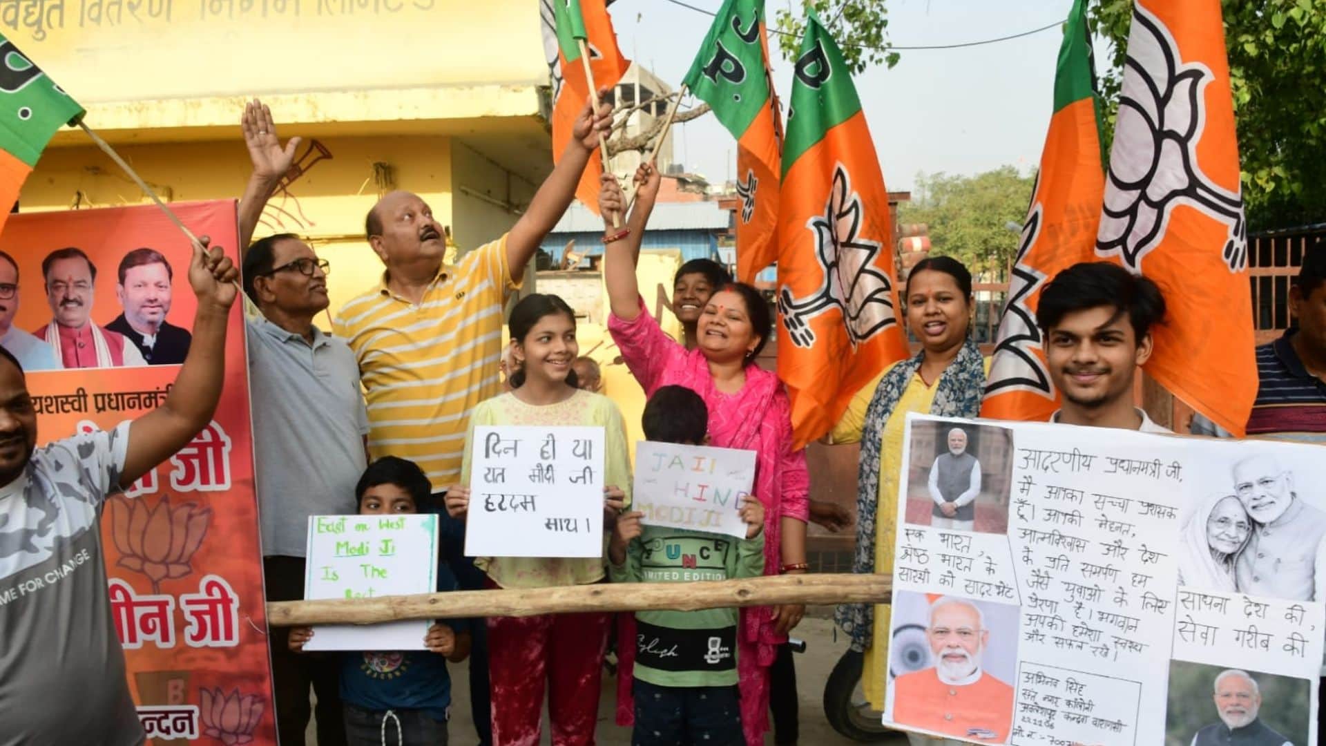 PM Modi Road show from Bareka to Kashi Vishwanath Dham welcome from Beat of Drums and Blowing of Conch Shells