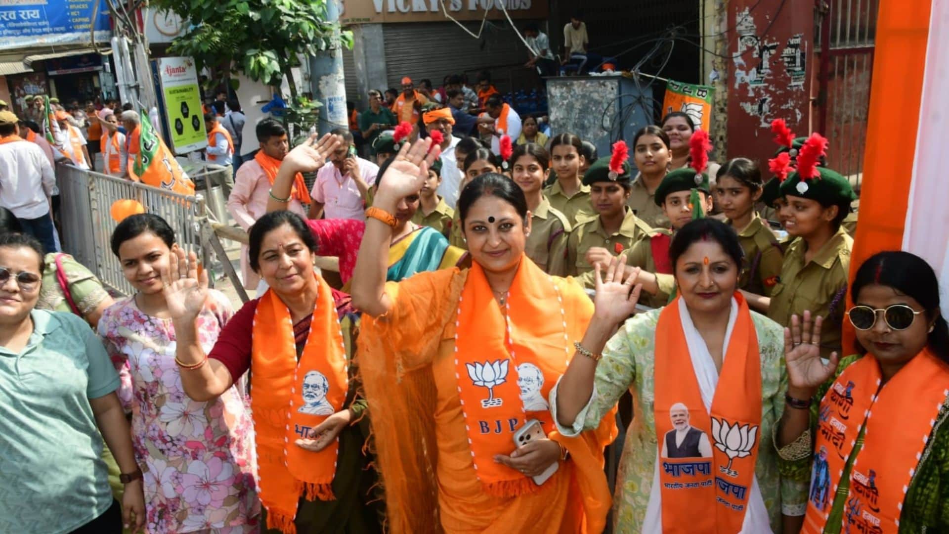 PM Modi Road show from Bareka to Kashi Vishwanath Dham welcome from Beat of Drums and Blowing of Conch Shells