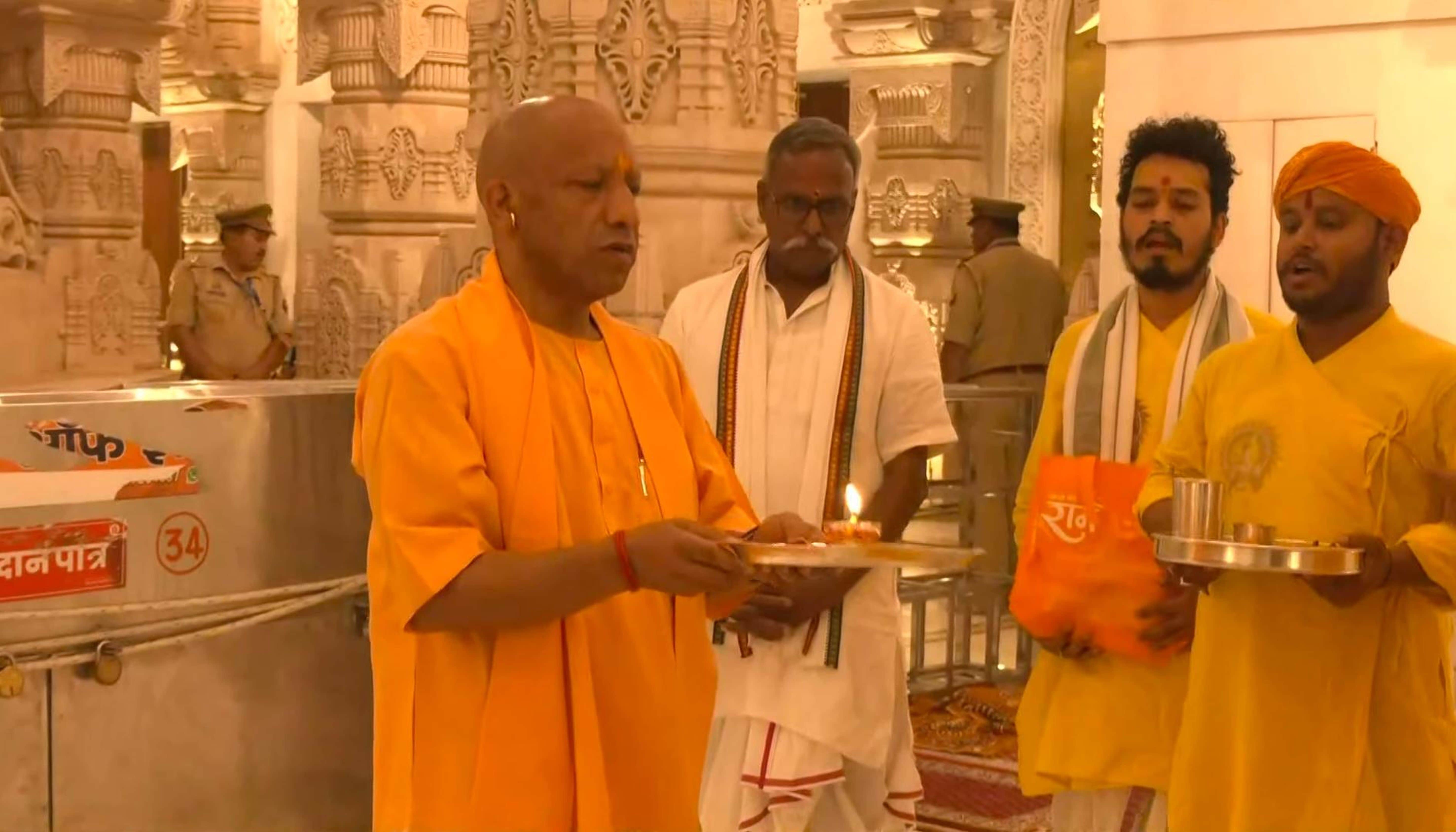 रामलला की आरती उतारते सीएम योगी।