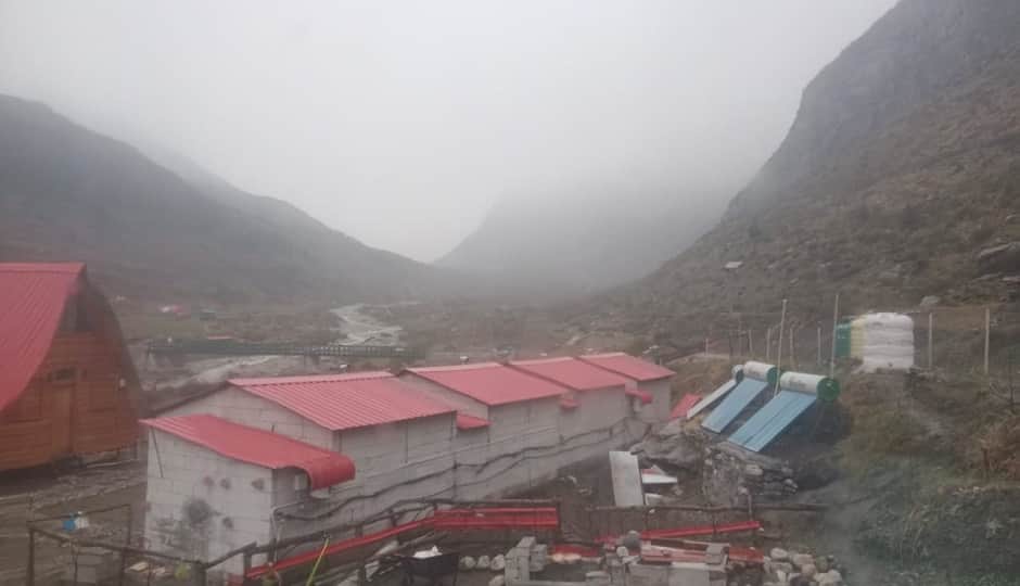 दारमा घाटी के दांतू गांव में छाए बादल।