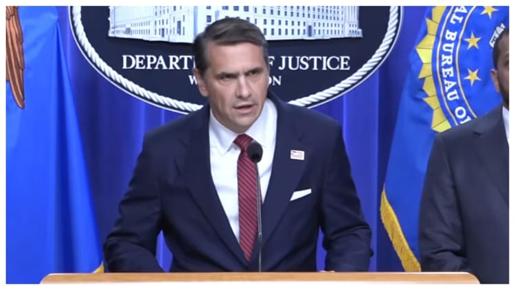 US: एफबीआई के पूर्व प्रमुख के खिलाफ चलेगा मुकदमा, राष्ट्रपति ट्रंप को जान से मारने की धमकी देने का आरोप