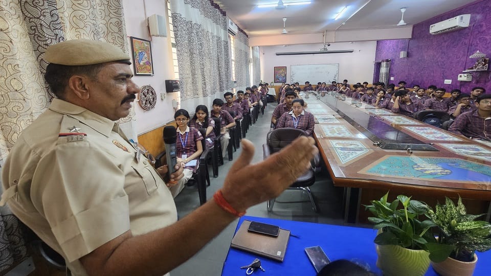 मौसम विहार स्थित डीएवी स्कूल में आयोजित पुलिस की पाठशाला कार्यक्रम में छात्र-छात्राओं को साइबर सुरक्षा की जानकारी देती दिल्ली पुलिस की टीम।
