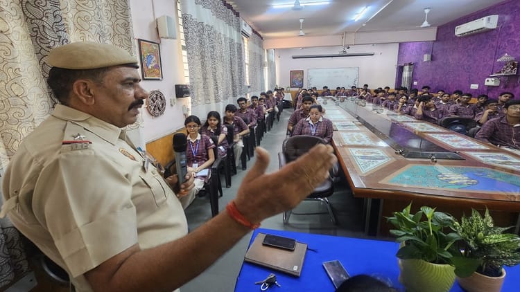 पुलिस की पाठशाला: इंटरनेट पर तस्वीर-वीडियो एक बार कर दी अपलोड तो कभी नहीं होगी डिलीट, डाउनलोड भी करें ध्यान से