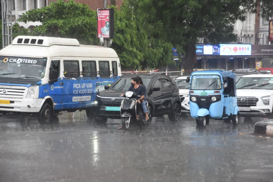 Weather changes amid heat in Madhya Pradesh: Rain in Bhopal, storm-like effect in many districts, hail also fa